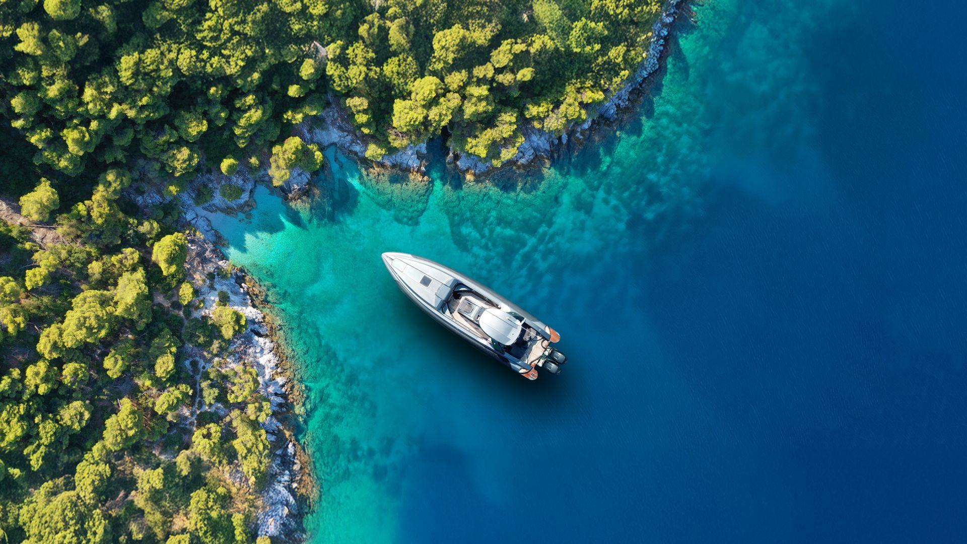 Ein faszinierendes Bild zeigt eine Motoryacht, das sanft auf einem tiefblauen See treibt, dessen weißer Rumpf für einen interessanten Blickwinkel geneigt ist. Der leuchtend grüne Hintergrund, ein türkisfarbener See, der auf felsige Klippen trifft, und der